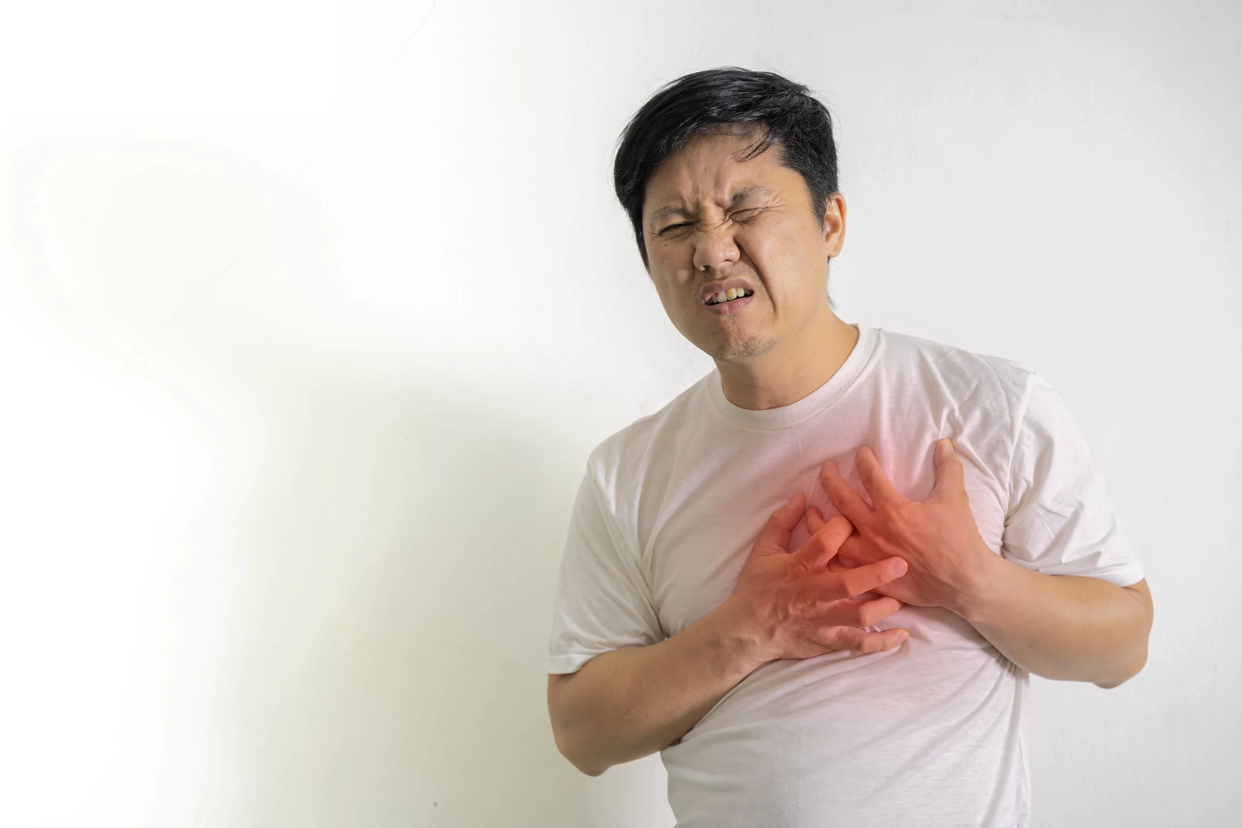 Pasien lemah jantung berjalan di treadmill saat tes stres kardiologi, dengan monitor jantung terhubung untuk mencatat data kesehatannya