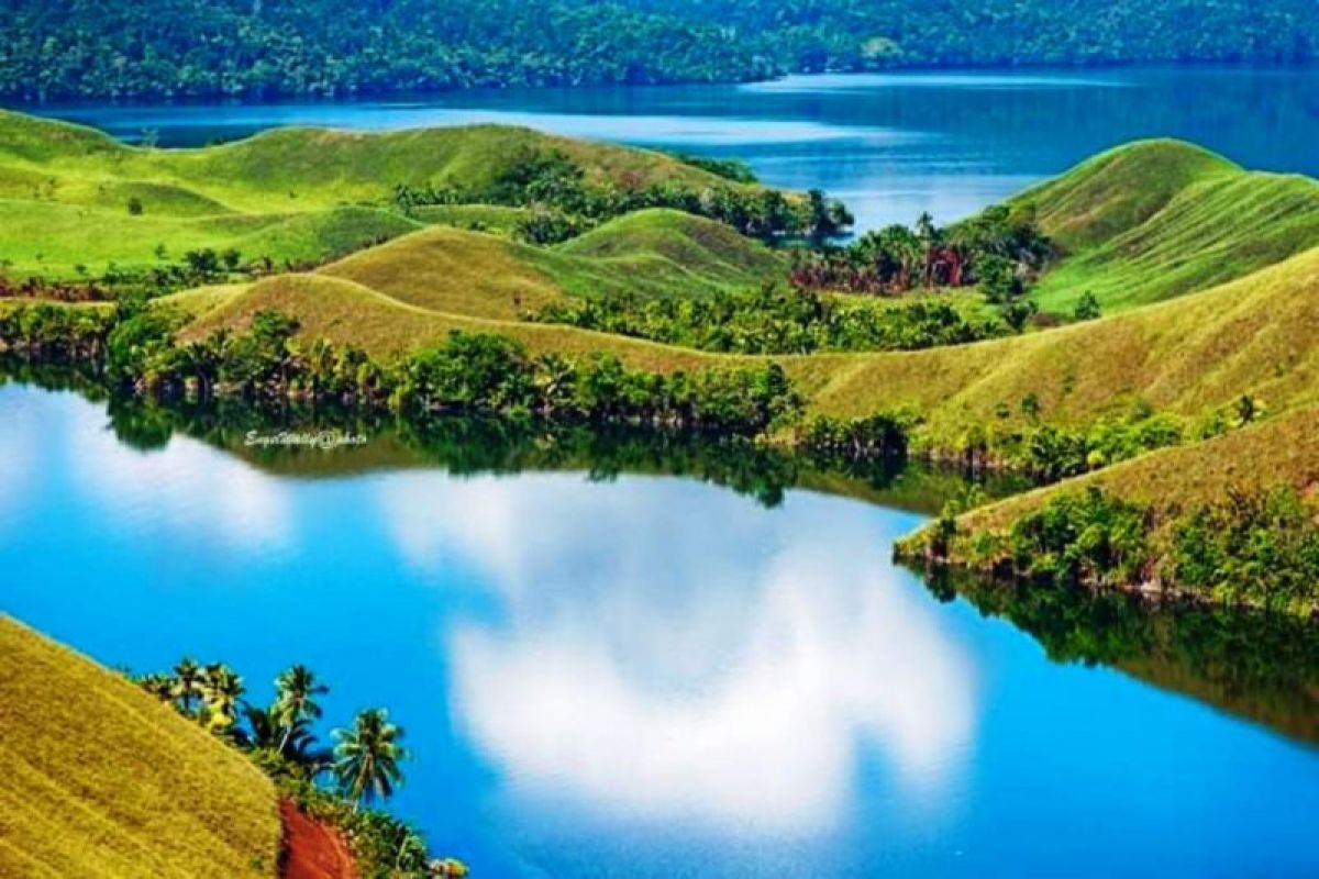 Danau Sentani dengan air jernih dan pulau-pulau kecil yang mempesona, surga tersembunyi di Papua